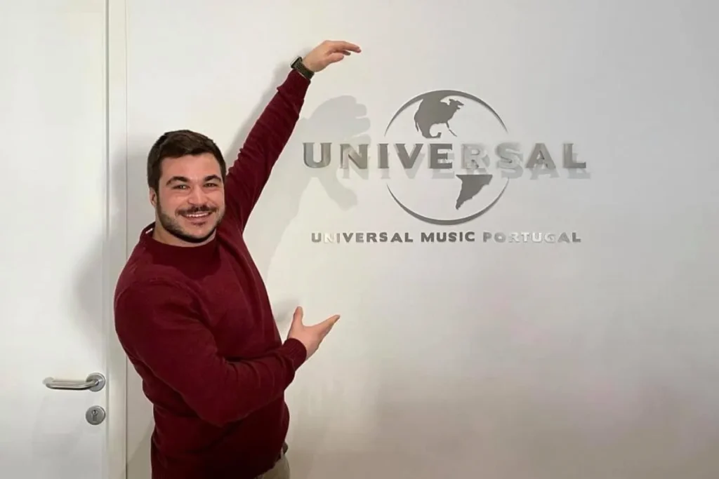 Luis Trigacheiro assinou contrato com a Universal